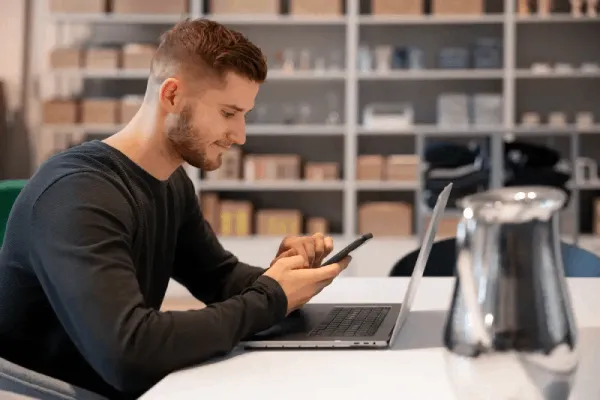 Creación de páginas web económicas - Hombre analizando datos en tablet